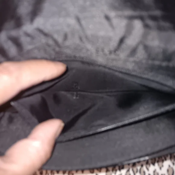 Chic Black Leather Shoulder Bag with Gold Chain - Picture 6 of 12